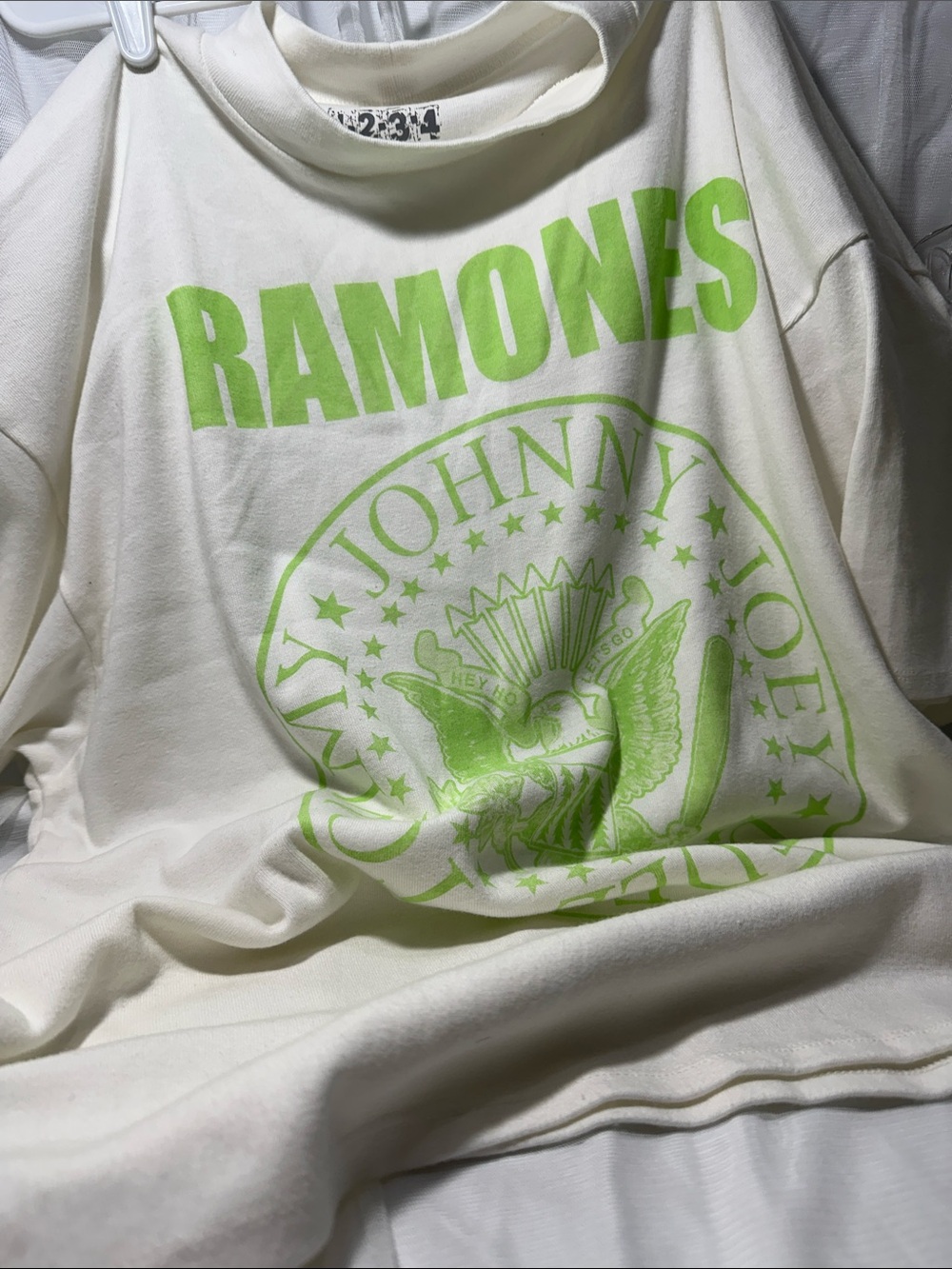 ROCK T-SHIRT CLASSIC!
Cream colored Ramones band t-shirt with green graphic XL